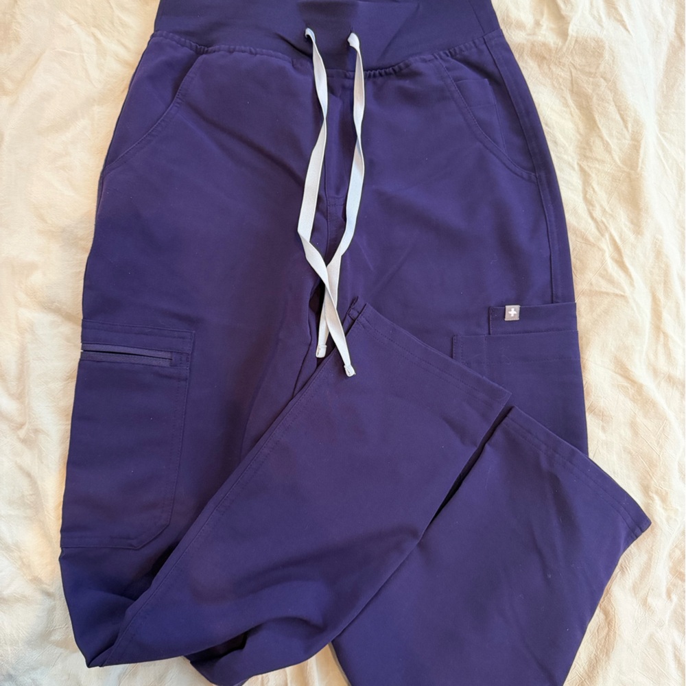 FIGS Women's Yola High
Waisted Scrub Pant - Purple Jam
Size XS Regular